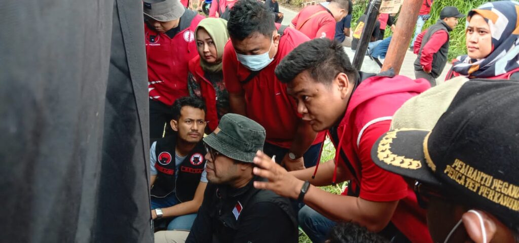 Ketua DPC PDI Perjuangan Garut bersama tim Baguna tinjau korban gempa Cianjur