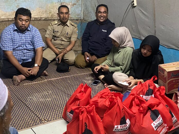 Yudha Puja Turnawan Anggota DPRD Garut kunjungi rumah Ihat yang roboh