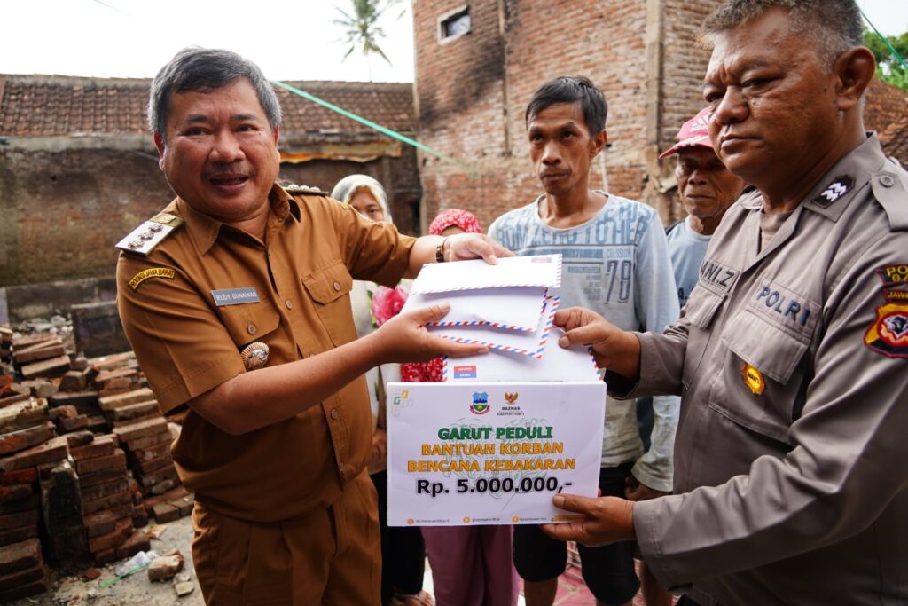 Pemkab Garut Berikan Santunan kepada Penyintas Kebakaran di Kampung Dayeuhandap