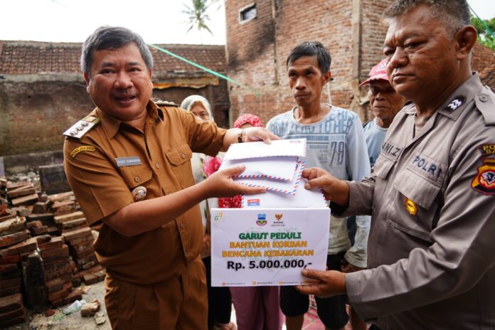 Pemkab Garut Berikan Santunan kepada Penyintas Kebakaran di Kampung Dayeuhandap