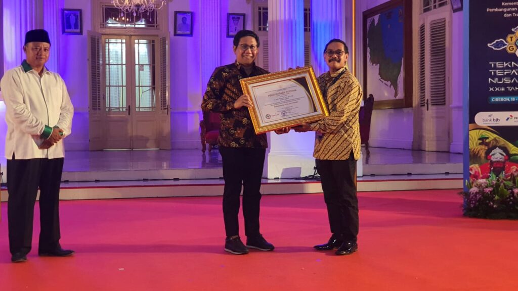 Bupati Garut Raih Penghargaan Atas Keberhasilan Mendorong Percepatan Pembangunan Desa