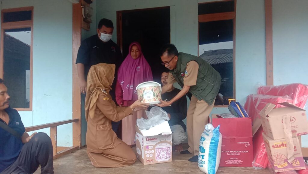 Dinsos Garut bersama Anggota DPRD Garut memberikan bantuan kepada korban kebakaran di Desa Jayamekar Kecamatan Pakenjeng