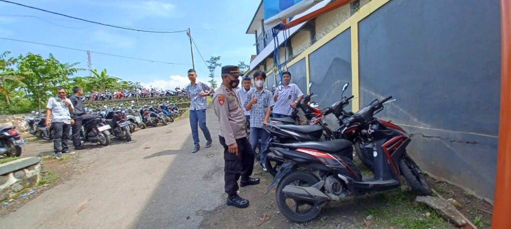 Polsek Cibatu Lakukan Razia Knalpot Bising di SMAN 3 Garut