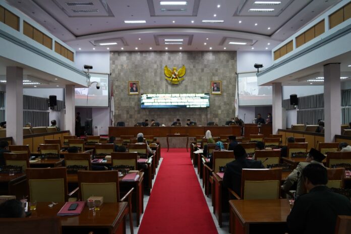 Rapat Paripurna DPRD Garut Sahkan 11 Raperda