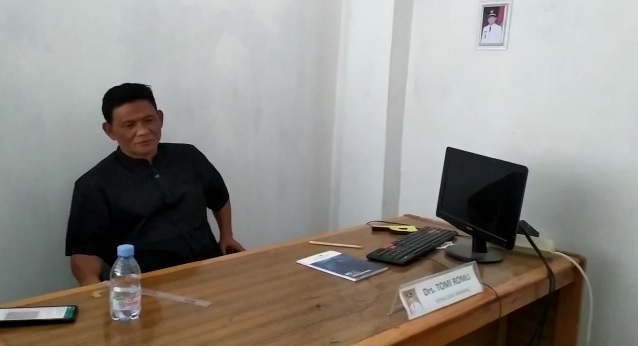 Kades Samarang, Drs. Tomi Romli saat ditemui di kantornya