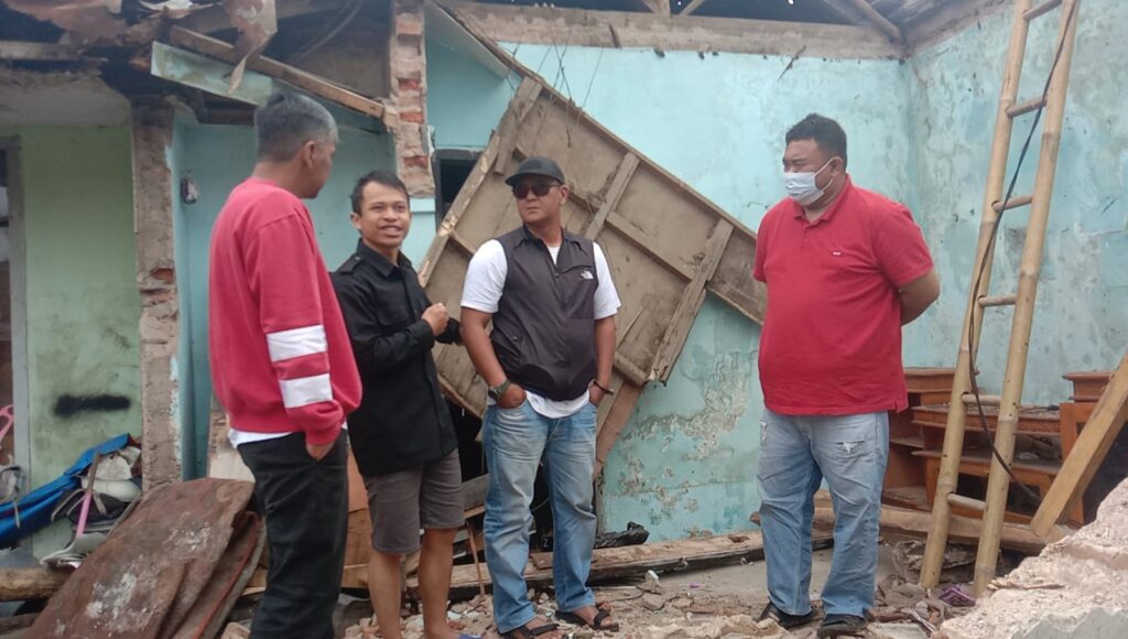 Yudha Puja Turnawan, Ketua DPC PDI Perjuangan Garut meninjau rumah roboh di Desa Mulyasari Kecamatan Bayongbong