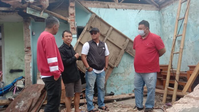 Yudha Puja Turnawan, Ketua DPC PDI Perjuangan Garut meninjau rumah roboh di Desa Mulyasari Kecamatan Bayongbong