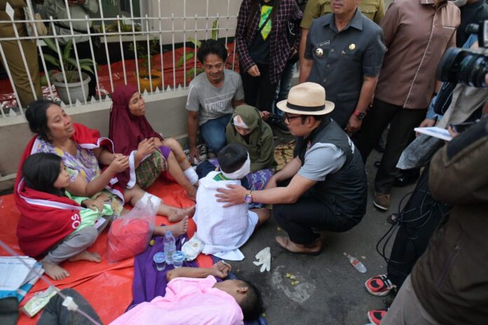 Ridwan Kamil saat berdialog dengan par akorban gempa di Cianjur (foto facebook Ridwan Kamil)
