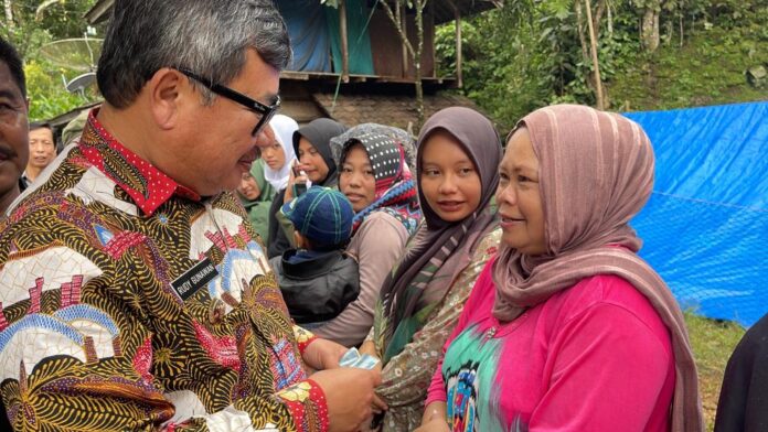 Bupati Garut Rudy Gunawan berjanji akan memberikan uang kerohiman bagi korban longsor di Ciseupan Bungbulang
