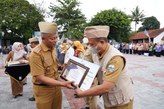 Sekda Garut Nurdin Yana menyerahkan penghargaan pada insan nakes
