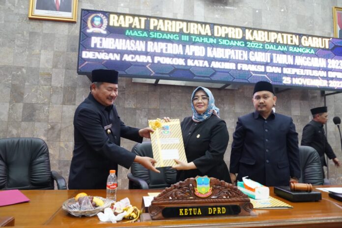 Bupati Garut, Rudy Gunawan menghadiri Rapat Paripurna Dewan Perwakilan Rakyat Daerah (DPRD)