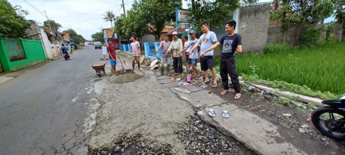Warga Desa Padasuka, Kecamatan Cibatu perbaiki jalan kabupaten secara gotong royong