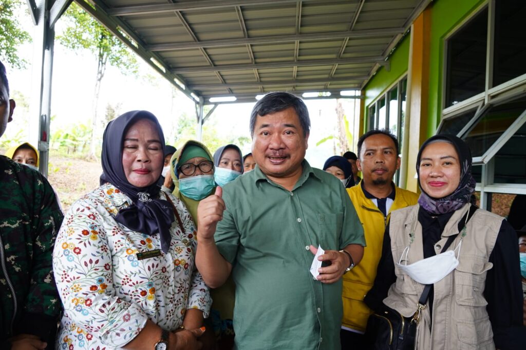 Bupati Garut Rudy Gunawan mengajak masyarakat untuk memeriksakan kesehatan secara periodik.