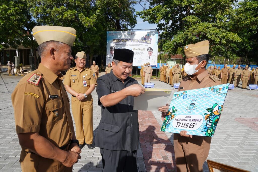 Bupati Garut menyerahkan penghargaan terhadap desa sadar hukum dan camat.