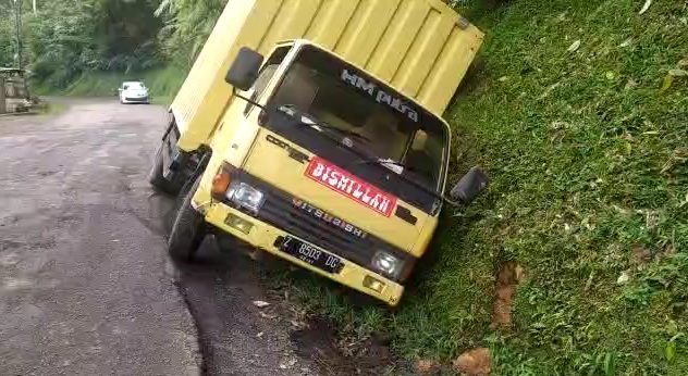 Mobil Truk box pembawa sembako terperosok di parit bahu jalan di kawasan gunung Gelap, Kecamatan Cisompet