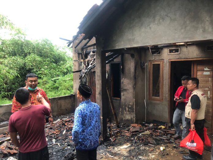 Ketua DPC PDI Perjuangan Kabupaten Garut, Yudha Puja Turnawan santuni korban kebakaran di Desa Mekarsari Kecamatan Cibatu