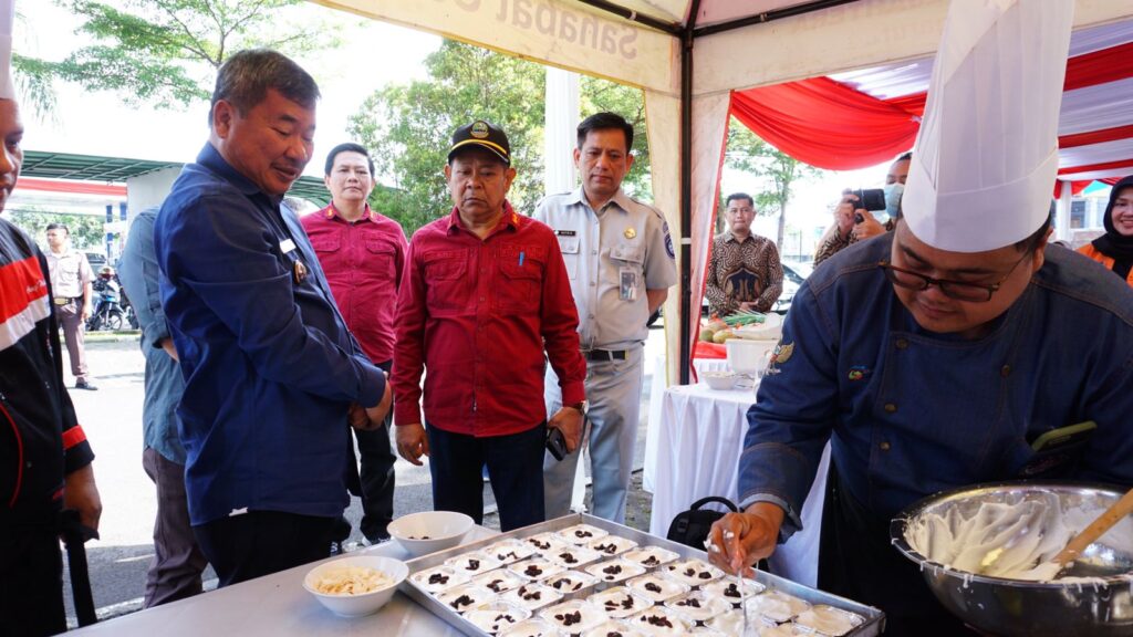 Bupati Garut Rudy Gunawan membuka gelar Pangan murah untuk menekan inflasi