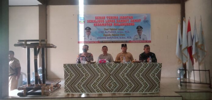 Serah terima jabatan camat Malangbong dari Aliyudin kepada Undang Saripudin