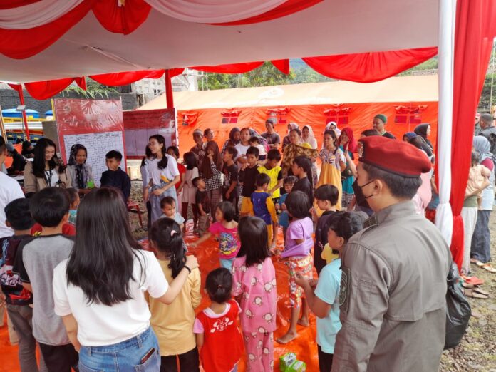 BIN Jabar memberikan trauma healing bagi korban bencana gempa di Cianjur
