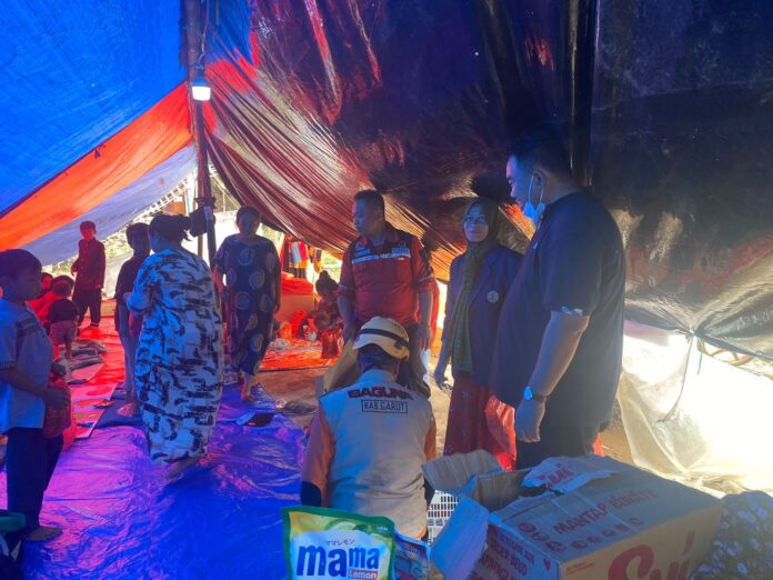 Ketua DPC PDI Perjuangan Garut Yudha Puja Turnawan bersama Baguna mengunjungi tenda pengungsian korban gempa Cianjur