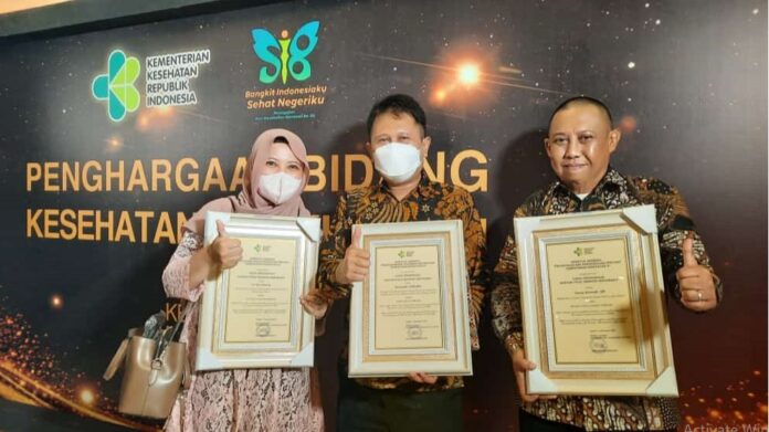 Kepala Desa Citeras, Kecamatan Malangbong, Kabupaten Garut, menerima penghargaan