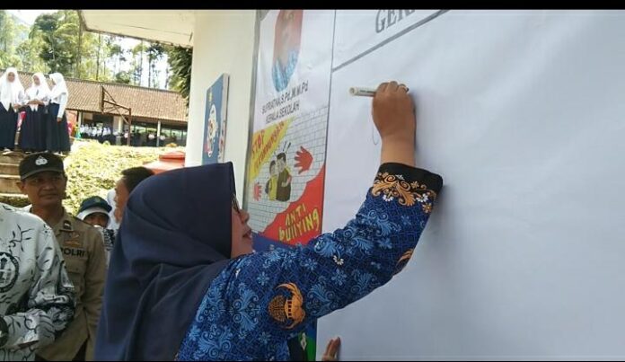 Forkopimcam Cigedug melakukan deklarasi sekolah ramah anak dan penandatanganan anti perundungan di SMPN 1 CIgedug