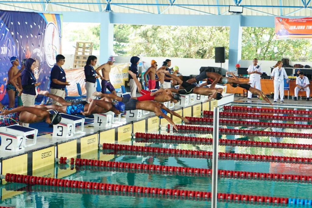 Tim renang junior putri asal Kabupaten Garut berhasil meraih prestasi berupa medali perak