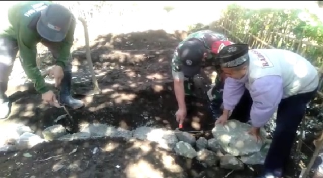 Kades Pasirwangi mulai membangun rumah Dede, warganya secara swadaya bersama warga