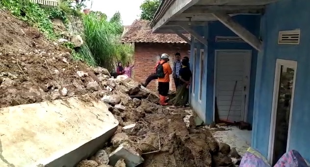 Kades Bayongbong dan instansi terkait meninjau lokasi TPT roboh di Kampung Ciawitali