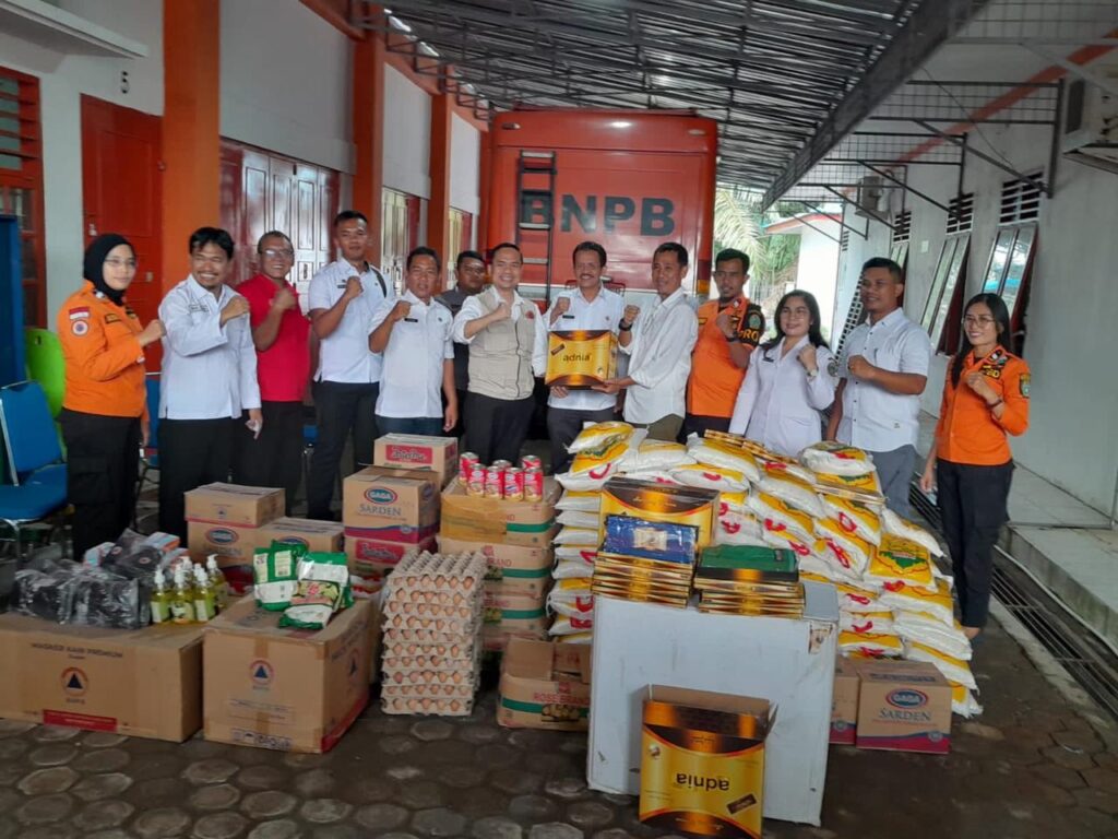 Pemprovsu Bantu Warga Tebing Tinggi yang Terdampak Banjir. Sejumlah sembako diberikan oleh Pemprovsu