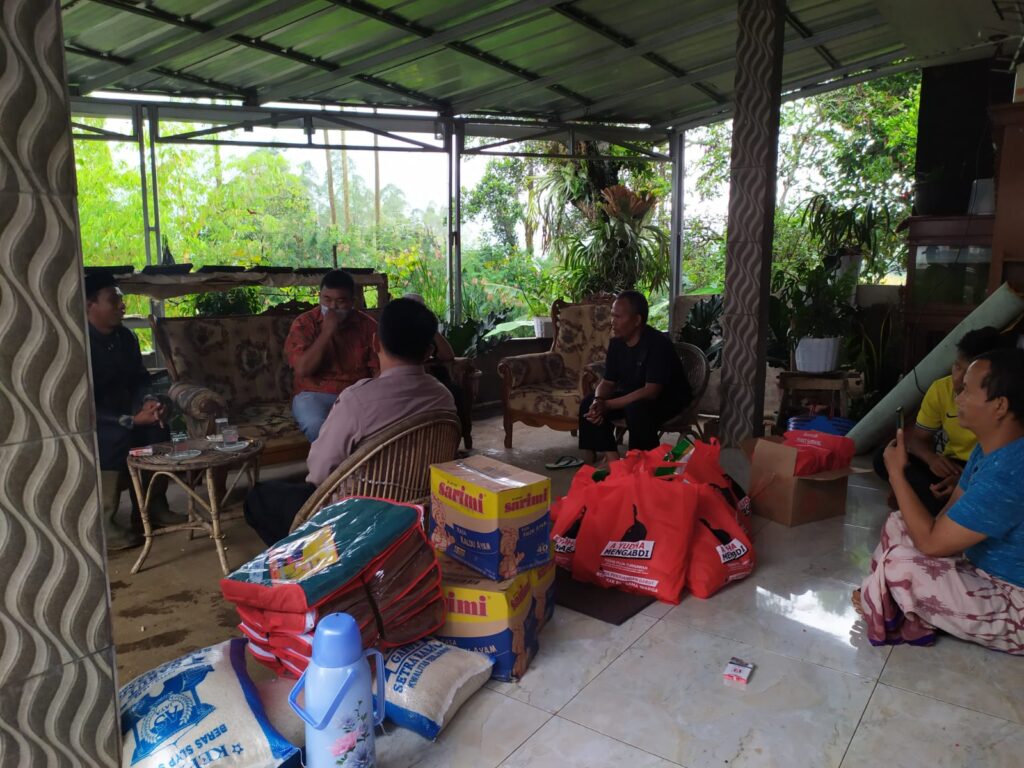 Yudha Puja Turnawan Anggota DPRD Garut mengunjungi korban rumah roboh akibat pergerakan tanah di Desa Sukamulya Kecamatan Sukaresmi