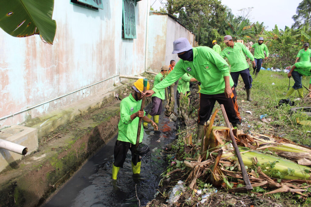 Kecamatan Medan Helvetia dan Kelurahan Tanjung Gusta melakukan gotong-royong massal di Tapal Batas Kelurahan Tanjung Gusta