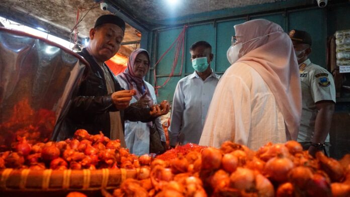 Sekda Garut Nurdin Yana melakukan sidak di pasar Guntur Ciawitali. Nurdin meninjau harga komoditi di pasar