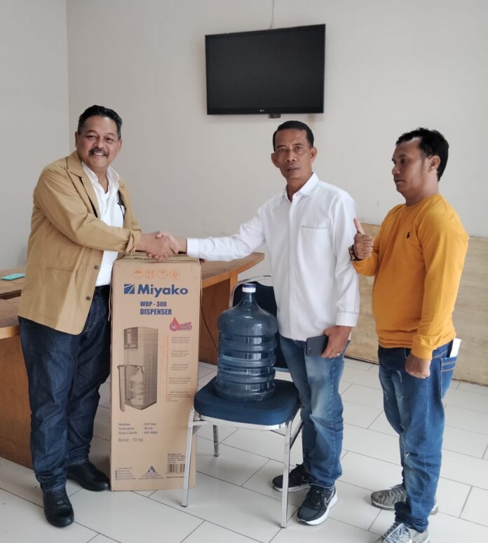 Ketua fraksi NasDem DPRD Provinsi Sumatera Utara dr Tuahman Franciscus Purba menyerahkan bantuan dispenser untuk wartawan