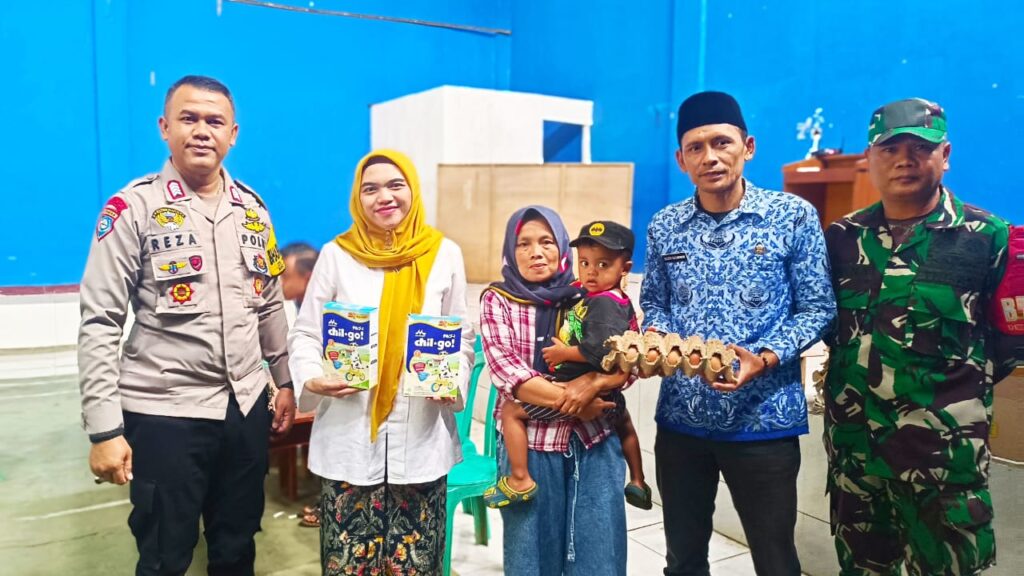ketua Tim Percepatan Penurunan Stunting (TPPS) Kecamatan Pasirwangi, Kabupaten Garut, menyalurkan bantuan paket PMT