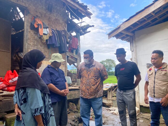 Ketua DPC PDI Peruangan Garut Yudha Puja Turnawan Mengunjungi rumah guru ngaji yang roboh di Kampung Cinangsi Desa Mekarsari Kecamatan Karangpawitan