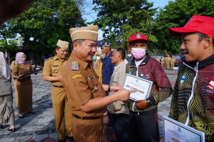 Bupati Garut Serahkan Kadeudeuh bagi Atlet Berprestasi di Hari Bela Negara