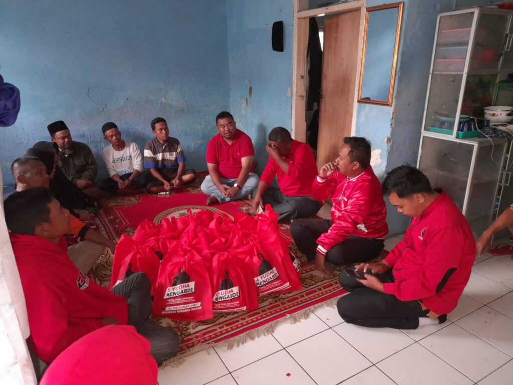 Yudha Ketua DPC PDI Perjuangan Garut Bersama Nono Bacaleg Dapil 2, Sambangi Korban Kebakaran di Kadungora