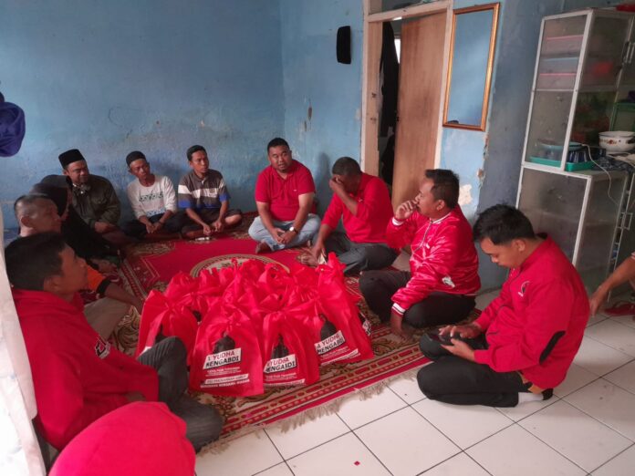 Yudha Ketua DPC PDI Perjuangan Garut Bersama Nono Bacaleg Dapil 2, Sambangi Korban Kebakaran di Kadungora