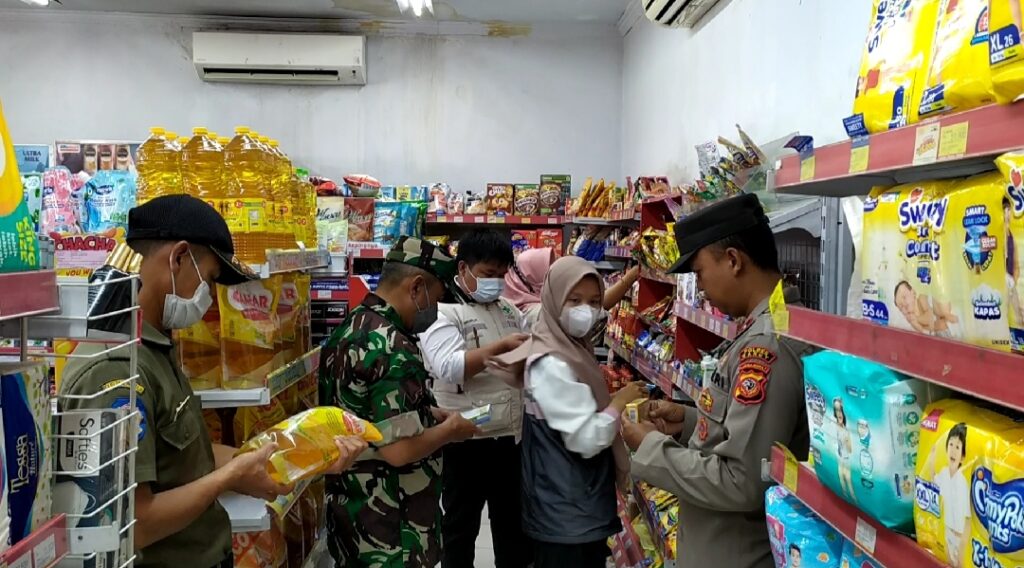 tim pengawasan makanan dan obat kecamatan Bayongbong menemukan produk kadaluwarsa dan rusak, obat kadaluwars