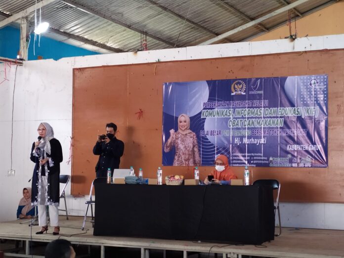 Hj Nurhayati Anggota DPR RI Komisi IX dalam kegiatan Komunikasi Informasi dan Edukasi Obat dan Makanan di Desa Bayongbong, Kecamatan Bayongbong, Kabupaten Garut, Selasa 6 Desember 2022 bersama BPOM di Kecamatan Bayongbong