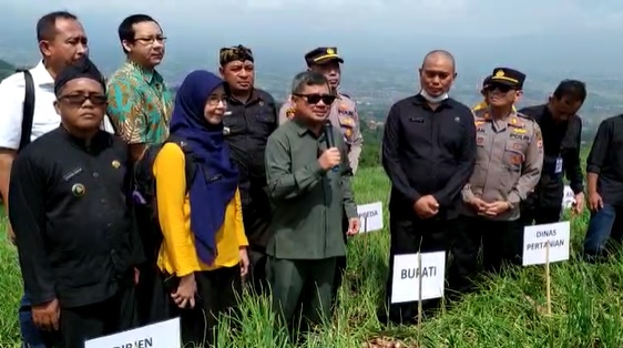 Bupati Garut panen bawang merah di Desa Sukamanah, Kecamatan Bayongbong dan meresmikan jalan usaha tani