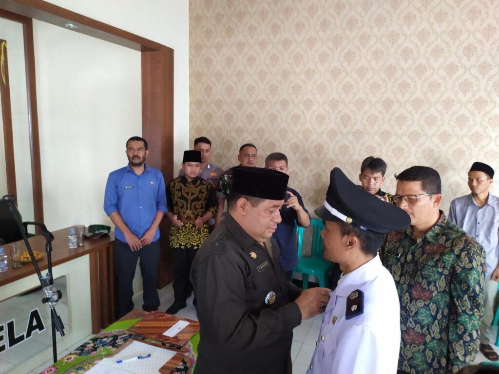 Camat Bayongbong melantik PJS Desa Ciela
