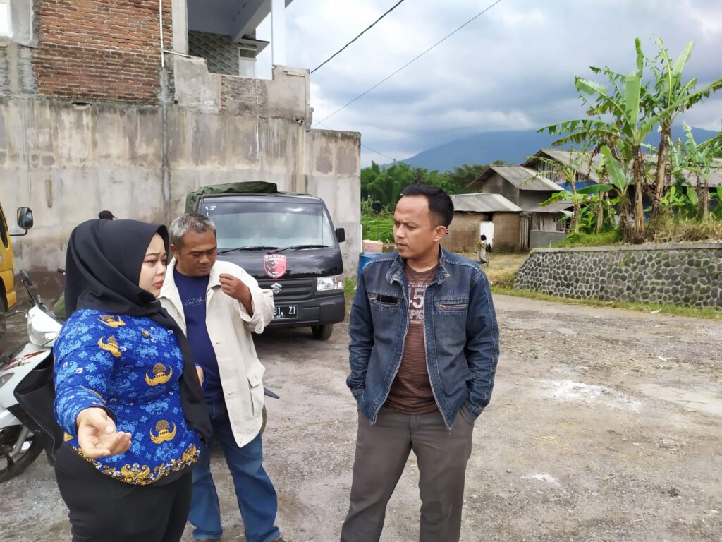 Yolanda Oktavia bersama Ketua BPD Desa Banjarsari memberikan klarifikasi soal pemberitaan miring yang menuding dirinya selewengkan anggaran