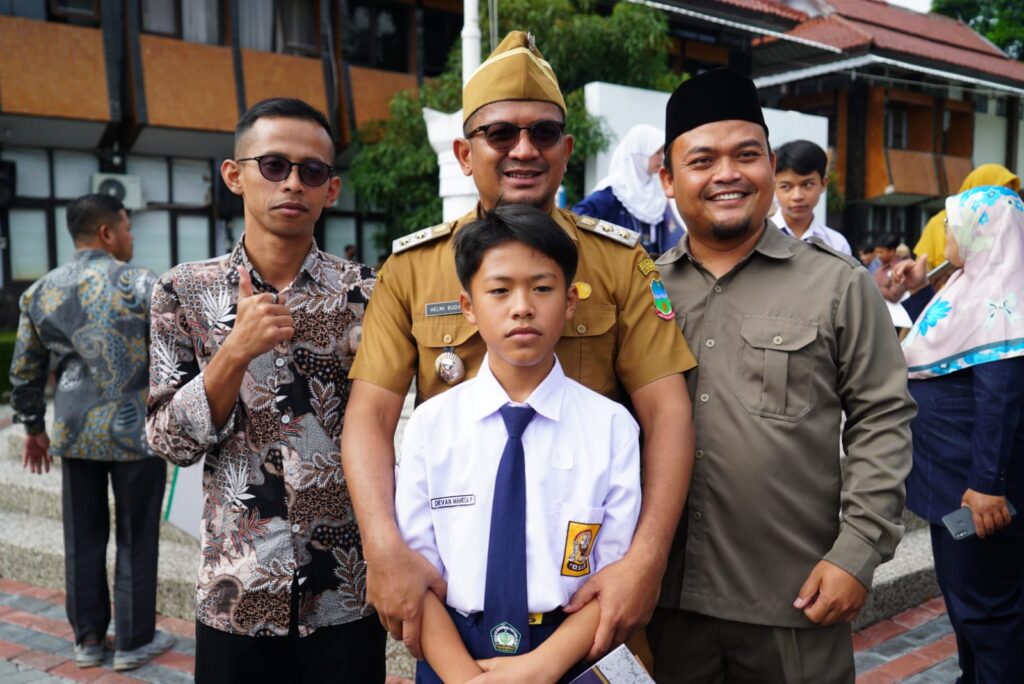 siswa berprestasi di tingkat nasional dan provinsi mendapatkan penghargaan dari pemkab Garut