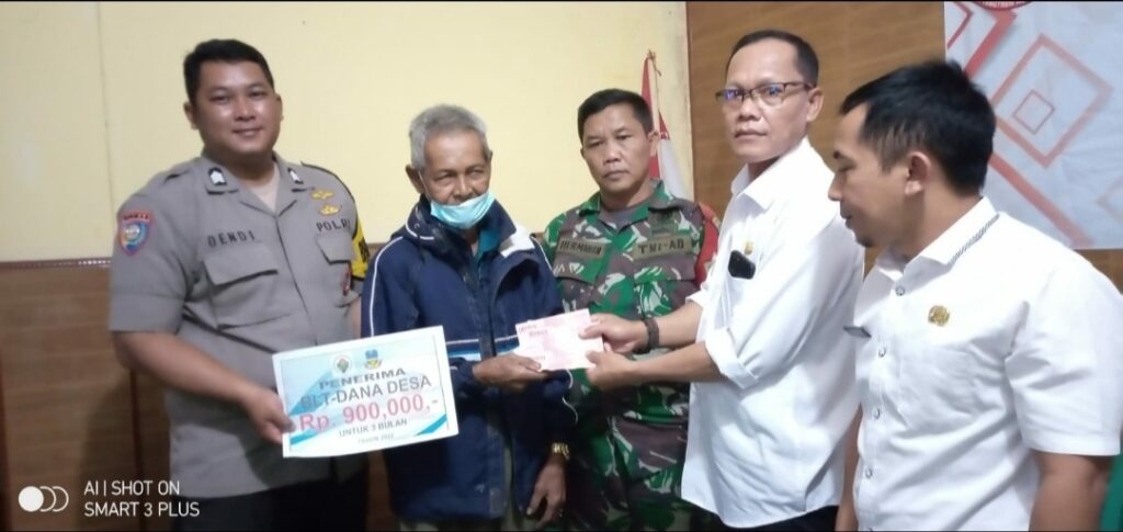 Kades Mekarwangi saat membagikan BLT dana desa kepada masyarakat