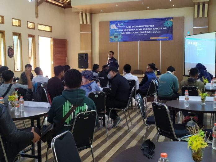 Operator desa digital mengikuti uji kompetensi yang digelar vlogkita.com