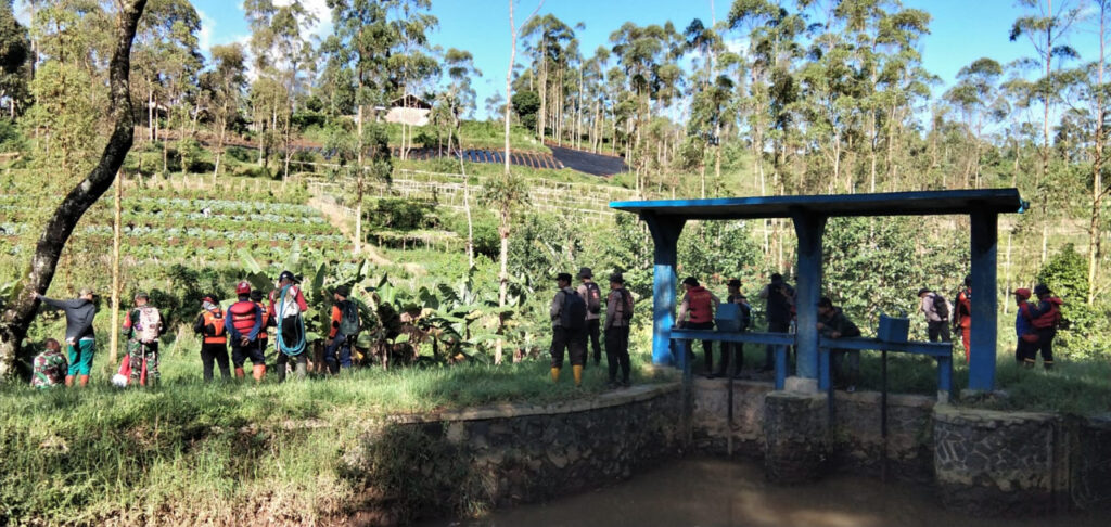Tim SAR gabungan mencari Habib, warga Cigedug, Kabupaten Garut yang hanyut di sungai