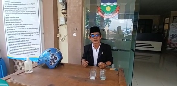Tatan Asmara, Kepala Desa Kertajaya Kecamatan Cibatu, Kabupaten Garut menyebut kartu tani membuat pupuk bersubsidi sulit didapat