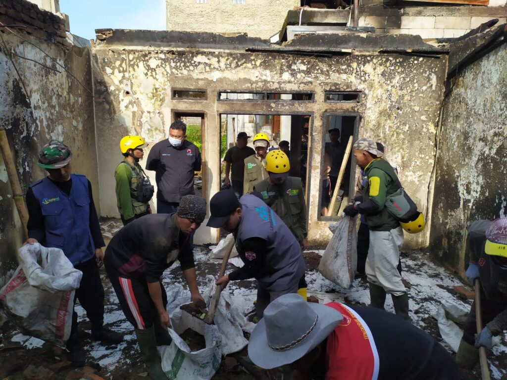 Anggota DPRD Garut dari Fraksi PDI Perjuangan, Yudha Puja Turnawan, Solihin dan Dadan Wadiansyah mengunjungi DKM masjid korban kebakaran di Desa Sukawargi Cisurupan